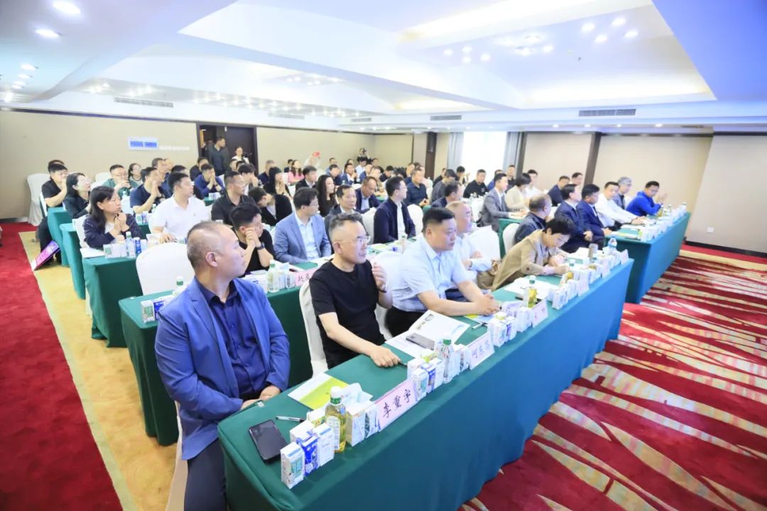 河南省2024國(guó)家“學(xué)生飲用奶計(jì)劃”推廣工作推進(jìn)會(huì)在鄭州成功舉辦! 河南省2024國(guó)家“學(xué)生飲用奶計(jì)劃”推廣工作推進(jìn)會(huì)在鄭州成功舉辦!