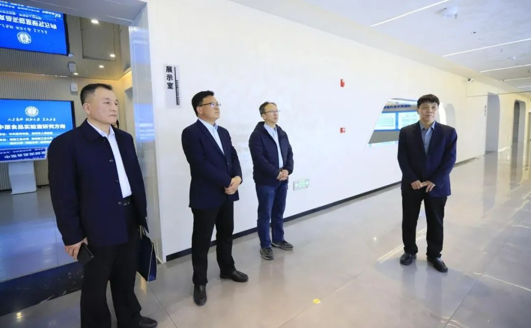 花花牛乳業(yè)集團(tuán)黨委書記、董事長(zhǎng)唐洪峰一行赴中原食品實(shí)驗(yàn)室同中國(guó)工程院院士、中原食品實(shí)驗(yàn)室主任任發(fā)政座談交流