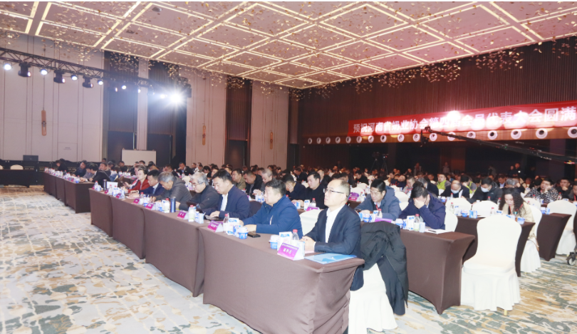 河南奶業(yè)發(fā)展啟航新征程——花花牛乳業(yè)集團黨委書記、董事長唐洪峰當選河南省奶業(yè)協(xié)會會長