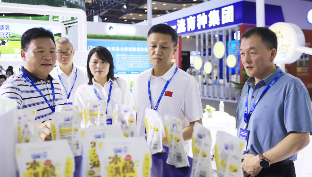 啟航新征程 點(diǎn)亮新賽道丨花花牛乳業(yè)集團(tuán)參加第十四屆中國(guó)奶業(yè)大會(huì)暨D20峰會(huì),榮獲“中國(guó)乳制品生產(chǎn)企業(yè)現(xiàn)代化等級(jí)5A級(jí)”評(píng)定殊榮 啟航新征程 點(diǎn)亮新賽道丨花花牛乳業(yè)集團(tuán)參加第十四屆中國(guó)奶業(yè)大會(huì)暨D20峰會(huì),榮獲“中國(guó)乳制品生產(chǎn)企業(yè)現(xiàn)代化等級(jí)5A級(jí)”評(píng)定殊榮