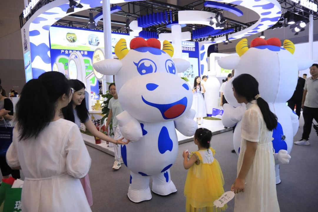 啟航新征程 點(diǎn)亮新賽道丨花花牛乳業(yè)集團(tuán)參加第十四屆中國(guó)奶業(yè)大會(huì)暨D20峰會(huì),榮獲“中國(guó)乳制品生產(chǎn)企業(yè)現(xiàn)代化等級(jí)5A級(jí)”評(píng)定殊榮 啟航新征程 點(diǎn)亮新賽道丨花花牛乳業(yè)集團(tuán)參加第十四屆中國(guó)奶業(yè)大會(huì)暨D20峰會(huì),榮獲“中國(guó)乳制品生產(chǎn)企業(yè)現(xiàn)代化等級(jí)5A級(jí)”評(píng)定殊榮