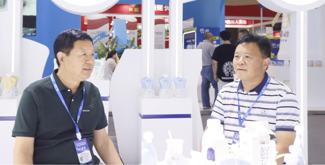 啟航新征程 點(diǎn)亮新賽道丨花花牛乳業(yè)集團(tuán)參加第十四屆中國(guó)奶業(yè)大會(huì)暨D20峰會(huì),榮獲“中國(guó)乳制品生產(chǎn)企業(yè)現(xiàn)代化等級(jí)5A級(jí)”評(píng)定殊榮 啟航新征程 點(diǎn)亮新賽道丨花花牛乳業(yè)集團(tuán)參加第十四屆中國(guó)奶業(yè)大會(huì)暨D20峰會(huì),榮獲“中國(guó)乳制品生產(chǎn)企業(yè)現(xiàn)代化等級(jí)5A級(jí)”評(píng)定殊榮