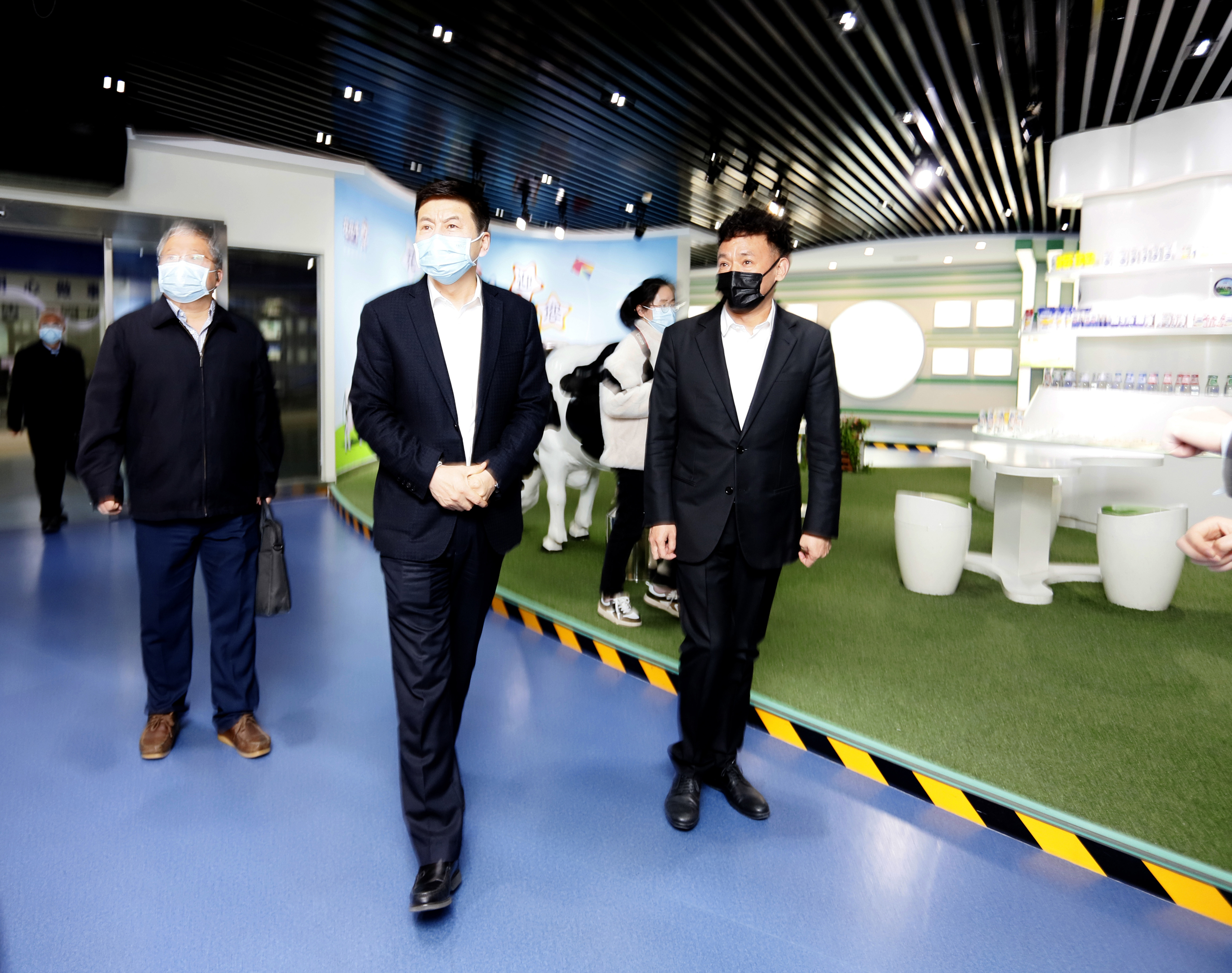 河南省委常委、副省長費東斌蒞臨 花花牛乳業集團調研