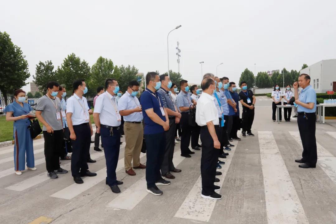 鄭州市安全生產(chǎn)雙重預(yù)防體系建設(shè)現(xiàn)場(chǎng)觀摩會(huì)在花花牛乳業(yè)集團(tuán)鄭州分公司召開(kāi)