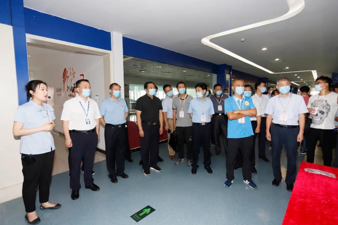 鄭州市安全生產(chǎn)雙重預(yù)防體系建設(shè)現(xiàn)場(chǎng)觀摩會(huì)在花花牛乳業(yè)集團(tuán)鄭州分公司召開(kāi)