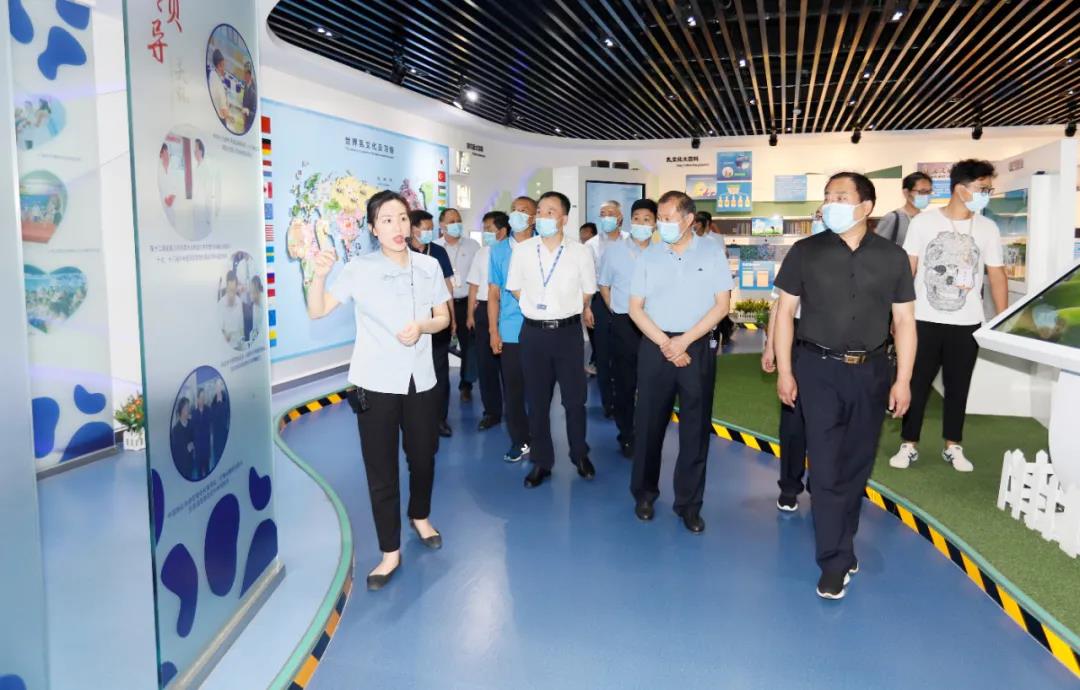 鄭州市安全生產(chǎn)雙重預(yù)防體系建設(shè)現(xiàn)場(chǎng)觀摩會(huì)在花花牛乳業(yè)集團(tuán)鄭州分公司召開(kāi)