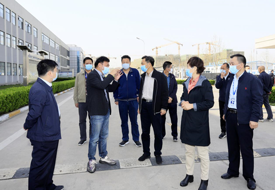 鄭州市人大副主任孫黎、市政府副市長李喜安一行 蒞臨花花牛開展“三送一強(qiáng)”活動(dòng) 鄭州市人大副主任孫黎、市政府副市長李喜安一行 蒞臨花花牛開展“三送一強(qiáng)”活動(dòng)