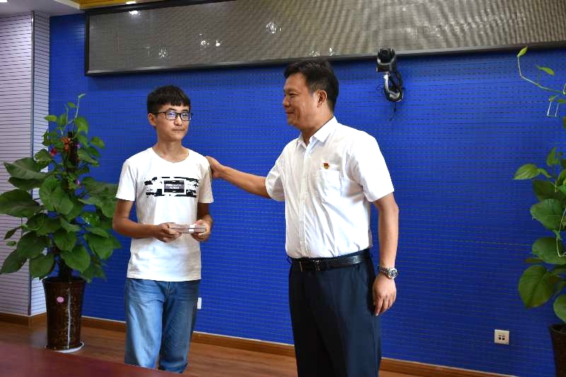 花花牛濟(jì)困解難,助力學(xué)子圓夢香江 花花牛濟(jì)困解難,助力學(xué)子圓夢香江