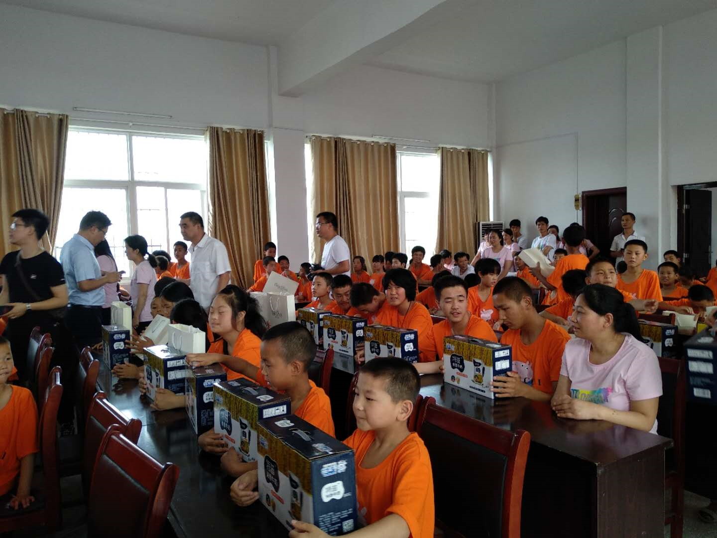 “關愛特殊兒童，讓愛灑滿人間—花花牛乳業集團2018中國小康牛奶行動” 公益助學泌陽捐贈儀式