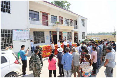 秋種化肥進農(nóng)戶 精準扶貧及時雨 | 花花牛集團精準扶貧在行動