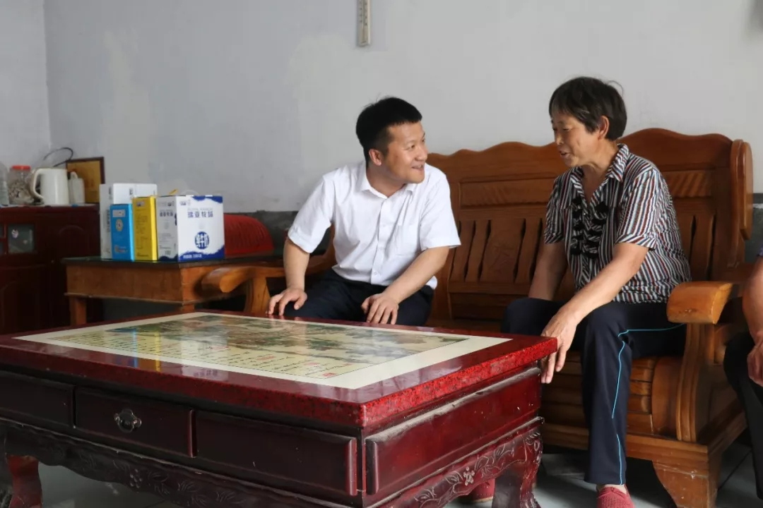 花花牛乳業(yè)集團(tuán)走訪慰問(wèn)貧困戶 結(jié)對(duì)幫扶暖人心