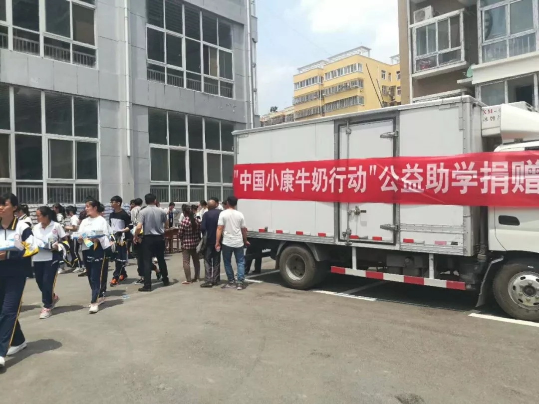 花花牛|捐助教育100萬元！做公益，我們是認真的！