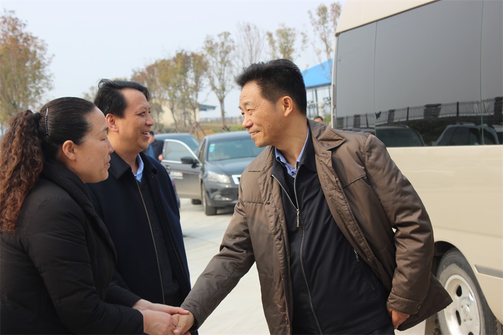 河南省財政廳副廳長龐學(xué)孟一行蒞臨花花牛集團養(yǎng)殖事業(yè)部魯山瑞亞牧業(yè)有限公司調(diào)研 河南省財政廳副廳長龐學(xué)孟一行蒞臨花花牛集團養(yǎng)殖事業(yè)部魯山瑞亞牧業(yè)有限公司調(diào)研