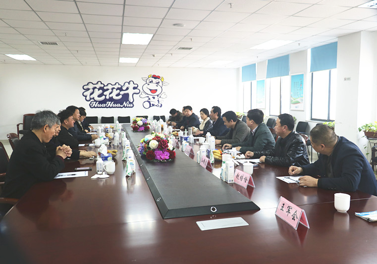 封丘縣縣長王獻(xiàn)臣一行蒞臨 花花牛集團(tuán)養(yǎng)殖、乳品事業(yè)部參觀調(diào)研