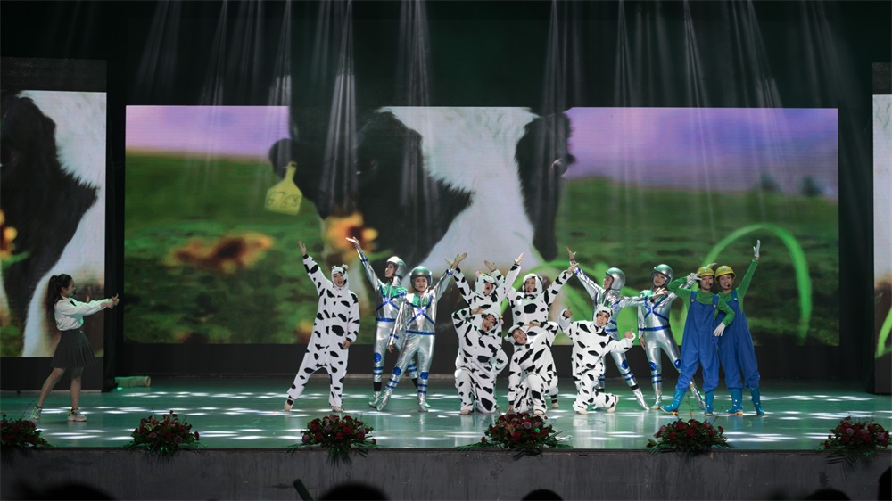 “不忘初心、聚力前行” 花花牛集團(tuán)2018迎新春聯(lián)歡會(huì)隆重舉行 “不忘初心、聚力前行” 花花牛集團(tuán)2018迎新春聯(lián)歡會(huì)隆重舉行