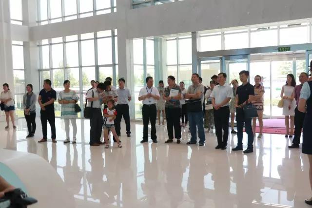 河南省食品安全座談會暨百場食安講座進(jìn)校園啟動儀式在花花牛舉行 河南省食品安全座談會暨百場食安講座進(jìn)校園啟動儀式在花花牛舉行