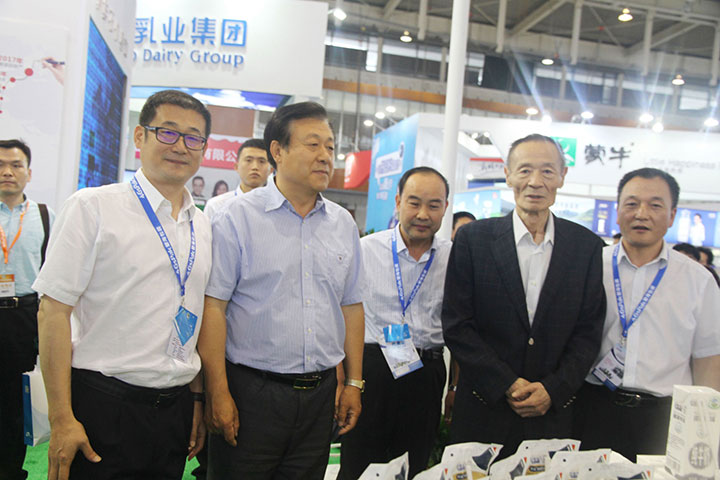 花花牛亮相第八屆中國奶業(yè)大會(huì)，又獲農(nóng)業(yè)部長一聲贊！