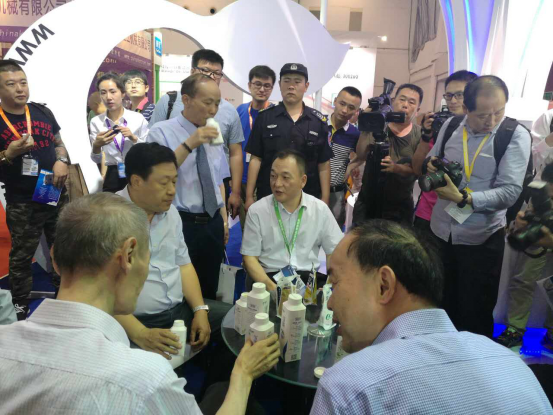 花花牛牛氣沖天!農(nóng)業(yè)部長品嘗“領(lǐng)暢”點(diǎn)贊,又獲國際奶業(yè)平臺(tái)青睞 花花牛牛氣沖天!農(nóng)業(yè)部長品嘗“領(lǐng)暢”點(diǎn)贊,又獲國際奶業(yè)平臺(tái)青睞