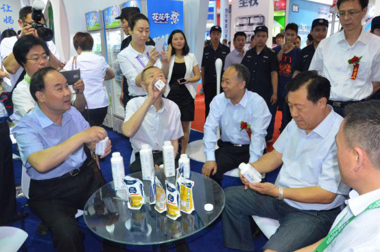 花花牛牛氣沖天!農(nóng)業(yè)部長品嘗“領(lǐng)暢”點(diǎn)贊,又獲國際奶業(yè)平臺(tái)青睞 花花牛牛氣沖天!農(nóng)業(yè)部長品嘗“領(lǐng)暢”點(diǎn)贊,又獲國際奶業(yè)平臺(tái)青睞