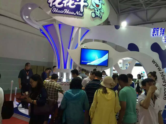 花花牛牛氣沖天!農(nóng)業(yè)部長品嘗“領(lǐng)暢”點(diǎn)贊,又獲國際奶業(yè)平臺(tái)青睞 花花牛牛氣沖天!農(nóng)業(yè)部長品嘗“領(lǐng)暢”點(diǎn)贊,又獲國際奶業(yè)平臺(tái)青睞