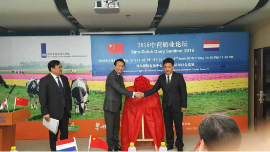 花花牛牛氣沖天!農(nóng)業(yè)部長品嘗“領(lǐng)暢”點(diǎn)贊,又獲國際奶業(yè)平臺(tái)青睞 花花牛牛氣沖天!農(nóng)業(yè)部長品嘗“領(lǐng)暢”點(diǎn)贊,又獲國際奶業(yè)平臺(tái)青睞