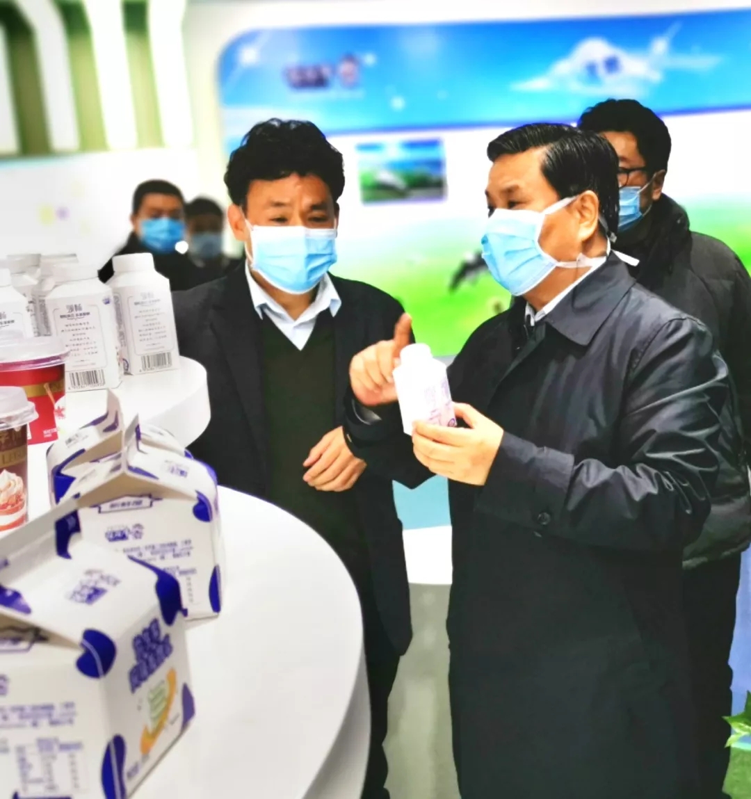 快訊丨河南省副省長武國定蒞臨花花牛乳業(yè)集團調研重點保障企業(yè)復工復產情況 快訊丨河南省副省長武國定蒞臨花花牛乳業(yè)集團調研重點保障企業(yè)復工復產情況