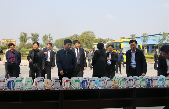 河南省農牧業(yè)產(chǎn)業(yè)扶貧工作觀摩團蒞臨花花牛集團·魯山瑞亞牧業(yè)有限公司參觀考察