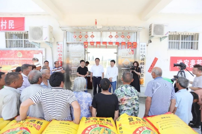 秋種化肥進農(nóng)戶 精準扶貧及時雨 | 花花牛集團精準扶貧在行動