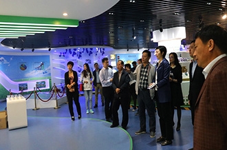 鄭州市二七區(qū)區(qū)委、統(tǒng)戰(zhàn)部部長(zhǎng)王玉紅蒞臨花花牛生物科技有限公司參觀指導(dǎo)