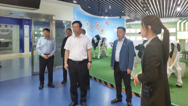 鄭州市人民檢察院黨組書記、代檢察長張道偉一行蒞臨河南花花牛乳業集團參觀調研