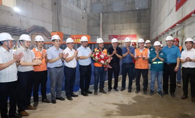 越南和平水電站擴建項目轉子安裝