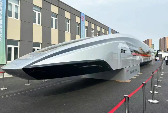 中國首輛600km/h超導(dǎo)電動(dòng)高速磁浮列車亮相