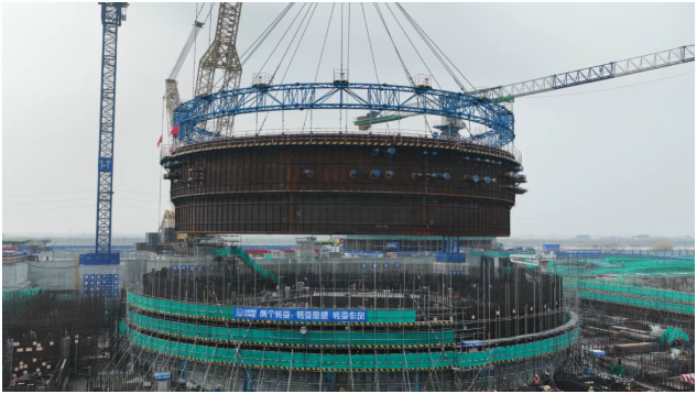 徐圩核能供熱發(fā)電項(xiàng)目1號(hào)機(jī)組安全殼鋼襯里首個(gè)模塊順利吊裝